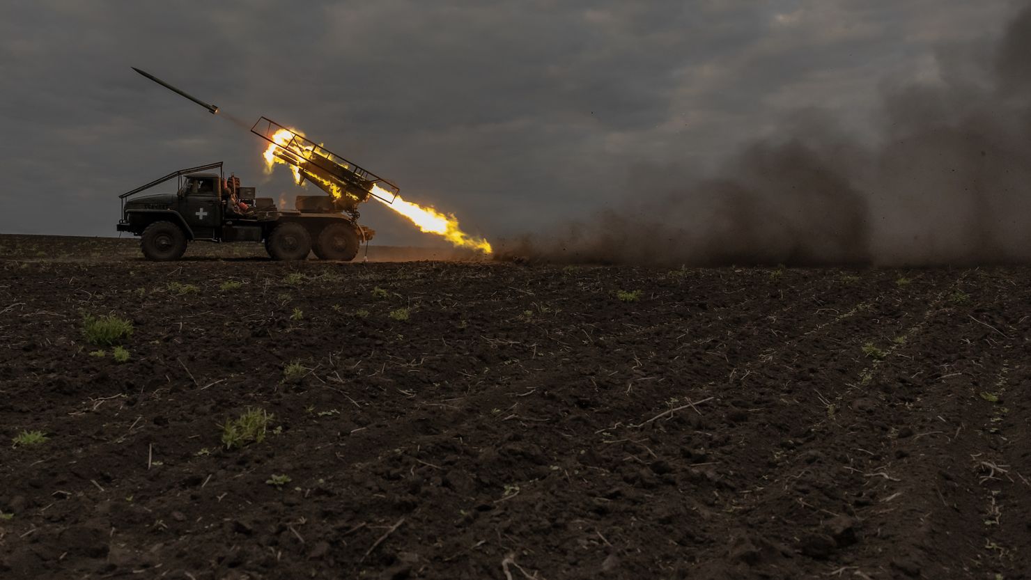 Ukrainian servicemen fire in the Kharkiv region on May 15, amid a fresh Russian assault.