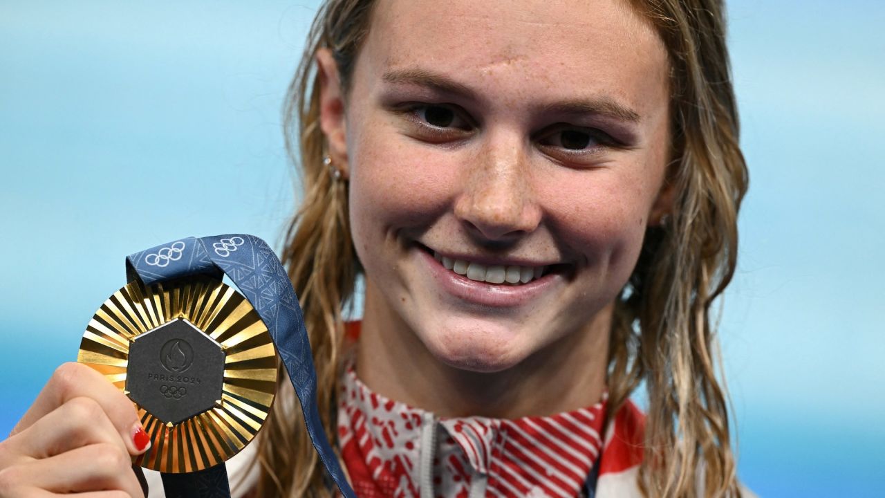 Gold medallist  Canada's Summer Mcintosh poses after the women's 200m butterfly swimming event during the Paris 2024 Olympic Games at the Paris La Defense Arena in Nanterre, west of Paris, on August 1, 2024. (Photo by SEBASTIEN BOZON / AFP)