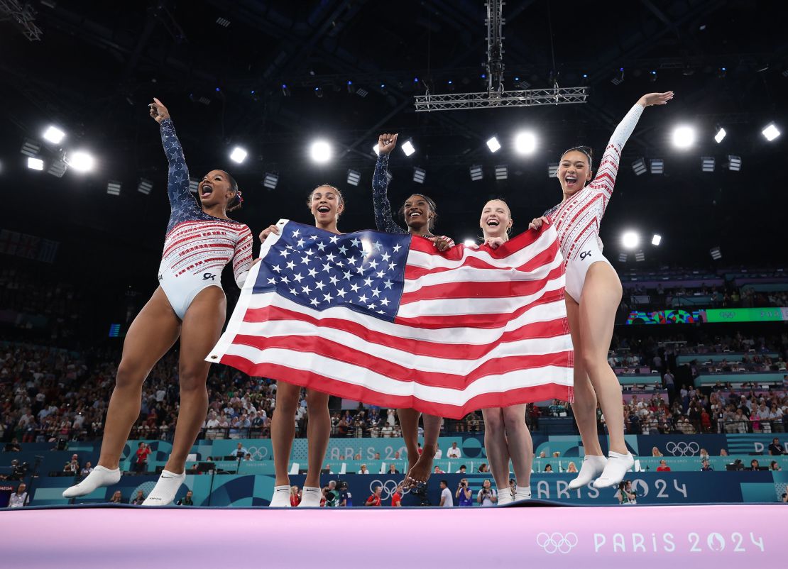 (Da esquerda para a direita) Jordan Chiles, Haisley Rivera, Simone Biles, Jade Curry e Sunisa Lee, da equipe dos EUA, comemoram a vitória na final da equipe de ginástica artística feminina nas Olimpíadas de Paris.