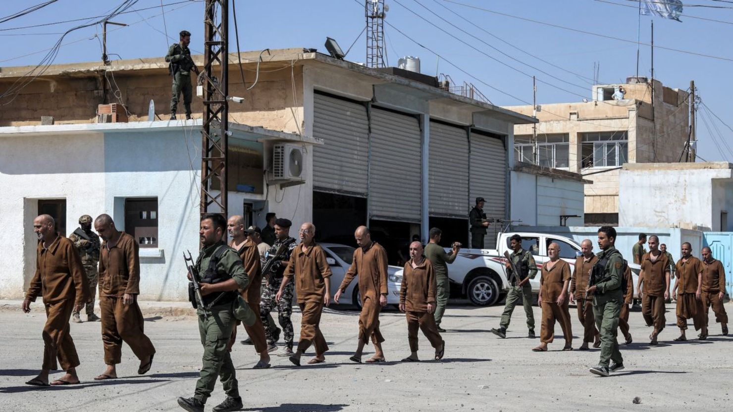 Exdetenidos sospechosos de ser  de ISIS son liberados en la ciudad de Hasakeh, en el noreste de Siria, el 2 de septiembre de 2024.