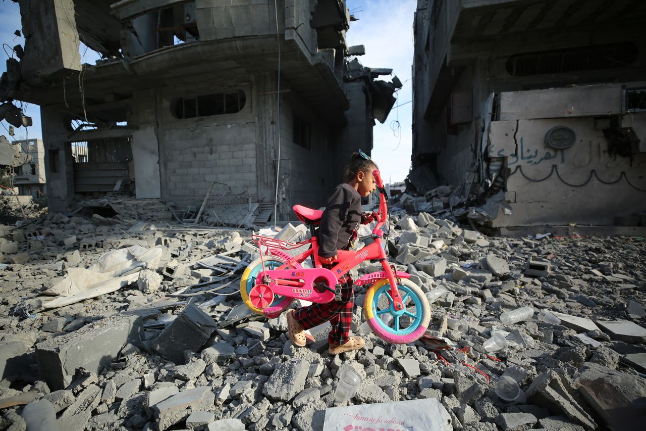 Displaced Palestinians taking refuge in Bureij refugee camp start to return their houses after the announcement of ceasefire on Sunday.