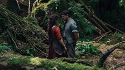 Jessie Buckley stars as Agnes and Paul Mescal as William Shakespeare in director Chloé Zhao’s HAMNET