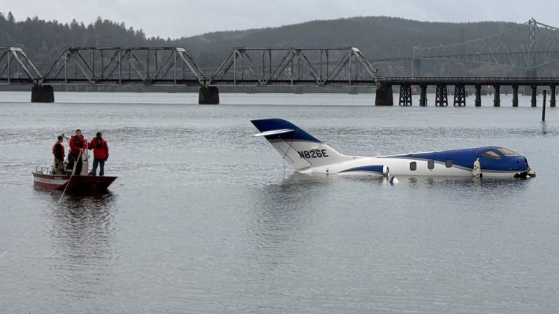 5 души, ранени като бизнес самолет се разбиват във вода в края на пистата 