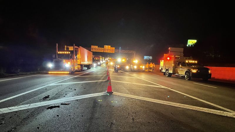 Twee volwassenen en drie kinderen kwamen om toen een klein vliegtuig neerstortte op een snelweg in Nashville.