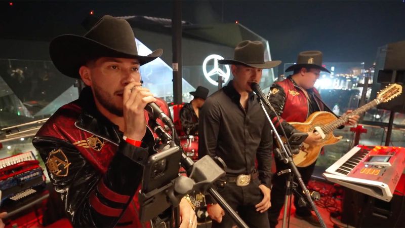 Това което изглеждаше като срамежлива и запазена публика изведнъж се