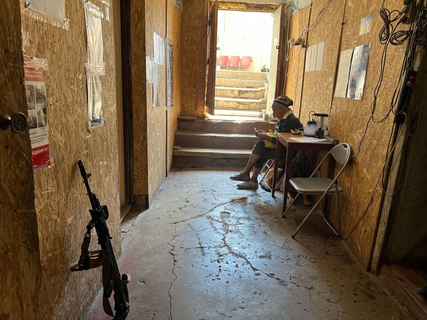 Orikhiv citizen Liudmyla sits in the last operating post office in Orikhiv. The woman lives alone with two dogs and is not going to leave. "I don't have anywhere to go. I'll just stay here and never go anywhere else".