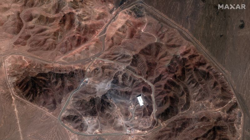 Сателитните изображения разкриват текуща работа в иранския ядрен обект, бомбардиран от САЩ 