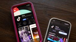 TikTok se ve en las tiendas de aplicaciones de un iPhone y un Google Pixel el 8 de enero de 2025.