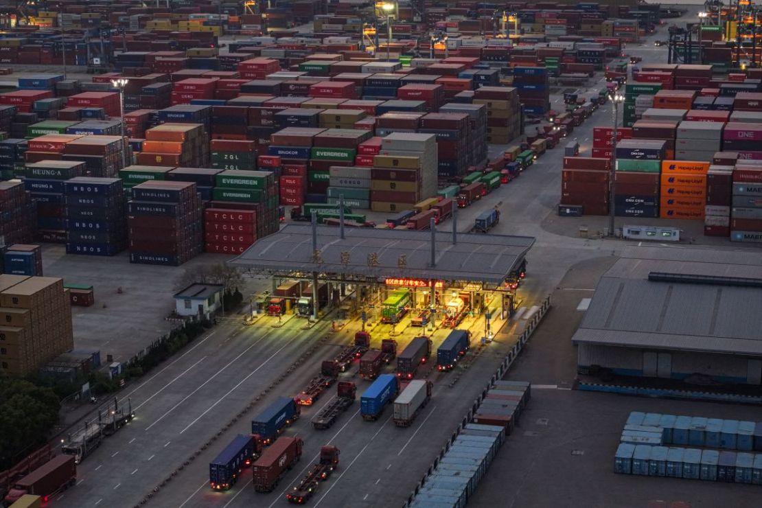 Se ven camiones y contenedores de envío en un puerto de Nanjing, en la provincia oriental china de Jiangsu, el 8 de abril de 2025.