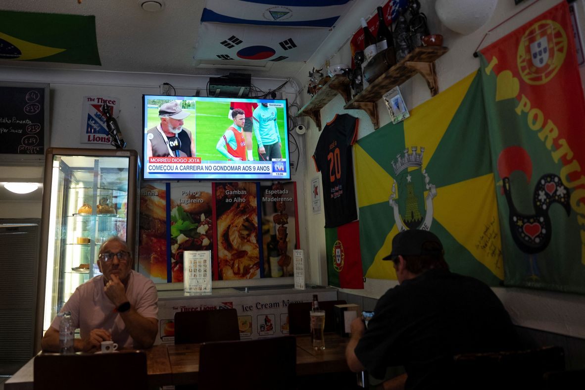 News of Jota’s death is seen on a restaurant television in London on Thursday.