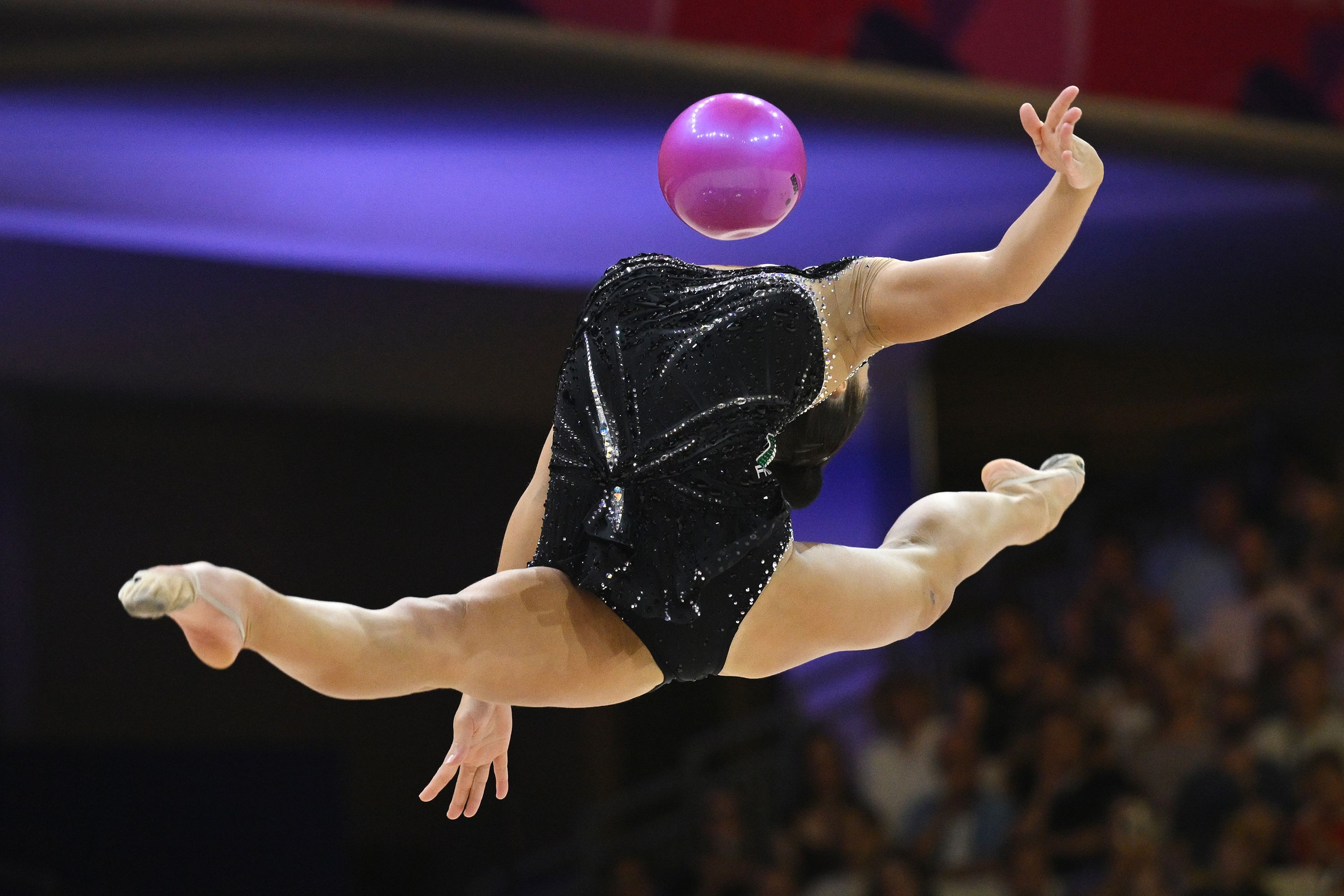 A italiana Sofia Raffaeli compete no Campeonato Mundial de Ginástica Rítmica no domingo, 16 de agosto. Ela terminou em terceiro lugar na final individual geral.