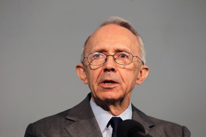Souter introduces Justice Ruth Bader Ginsburg at a lunch in 2015.
