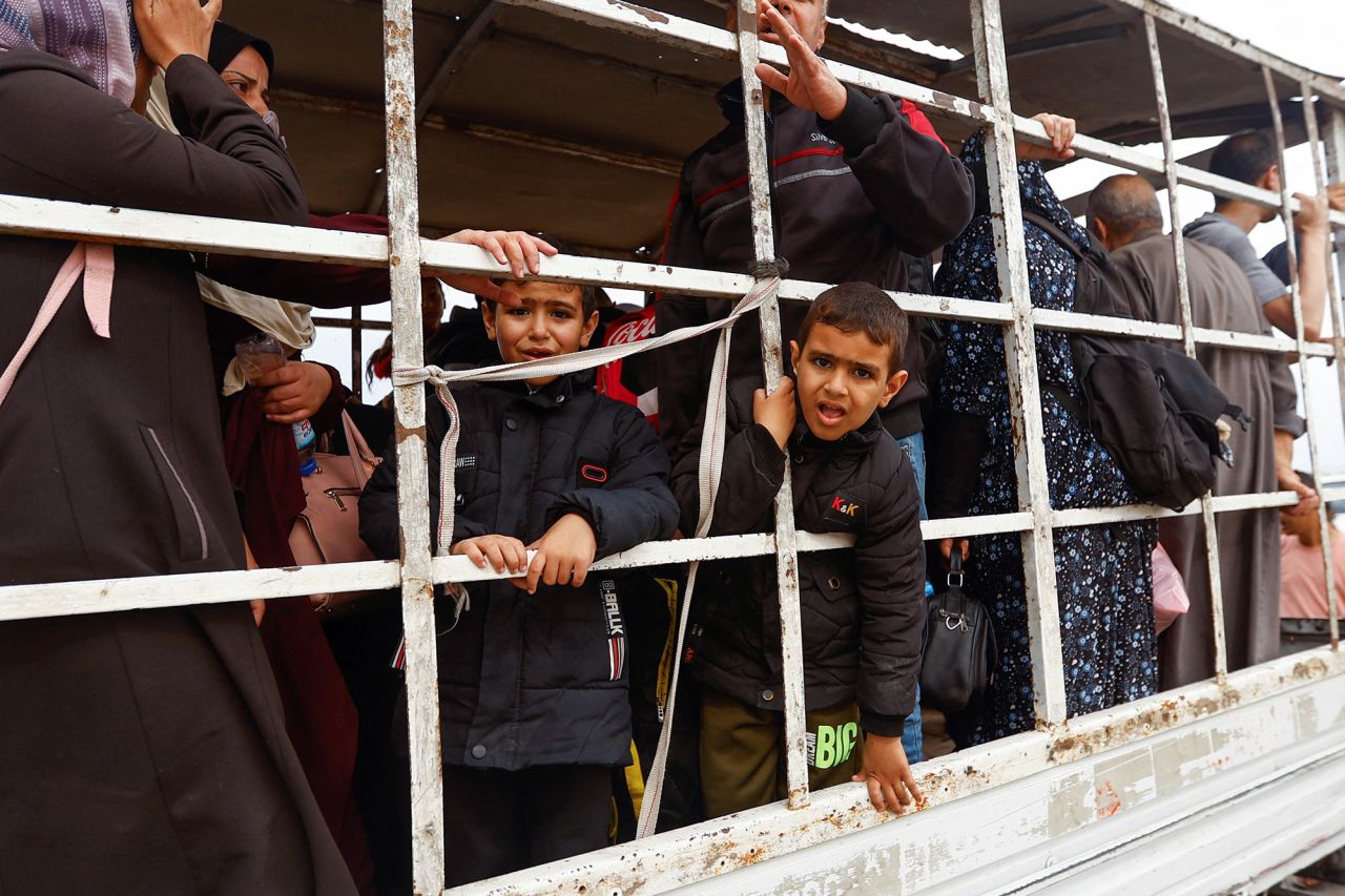 Palestinians move southward from northern Gaza on November 12.