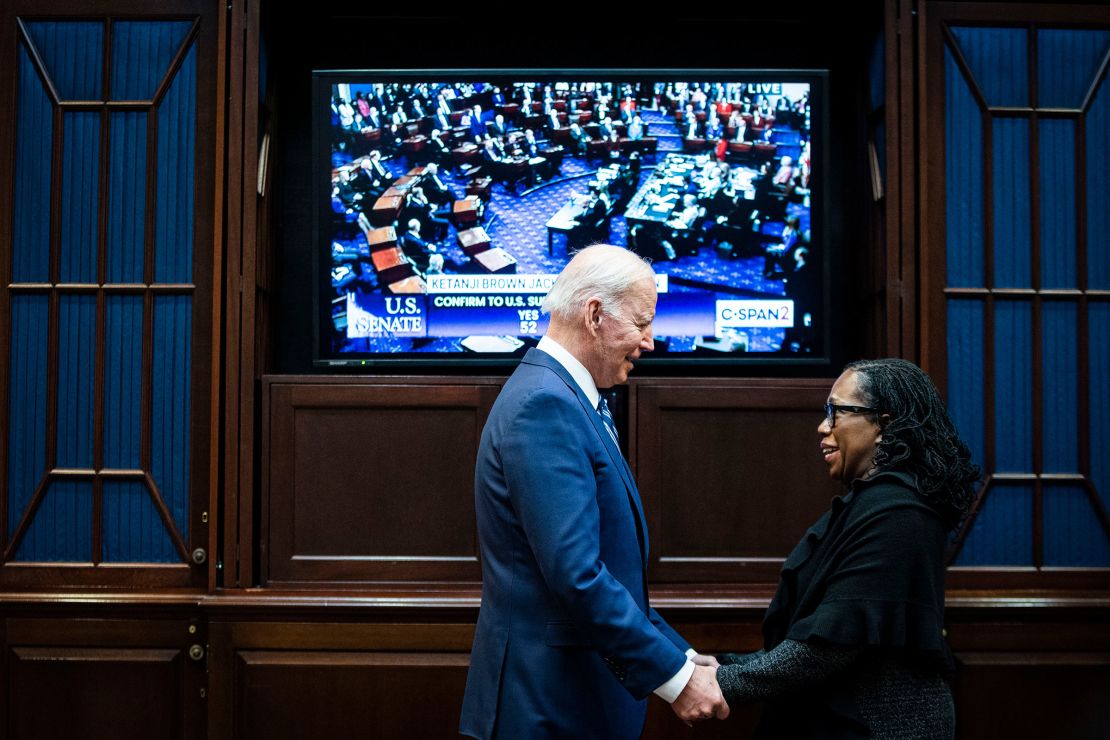 Presiden Joe Biden dan Hakim Ketanji Brown Jackson menyaksikan Senat memberikan suara untuk mengukuhkan Jackson ke Mahkamah Agung dari Ruang Rosevelt Gedung Putih di Washington, DC, pada Kamis, 7 April 2022.