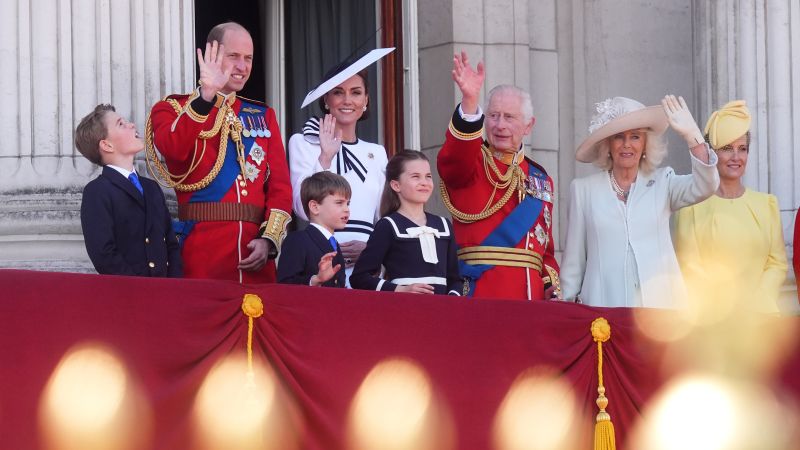 Кэтрин, принцесса Уэльская, присоединяется к членам королевской семьи на балконе дворца, это ее первое публичное появление после того, как ей поставили диагноз рака.