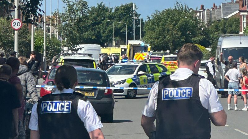 Twee kinderen zijn gedood en negen gewond geraakt bij een steekpartij tijdens een dansles in Noord-Engeland Twee kinderen zijn gedood en negen gewond geraakt bij een steekpartij tijdens een dansles in Noord-Engeland