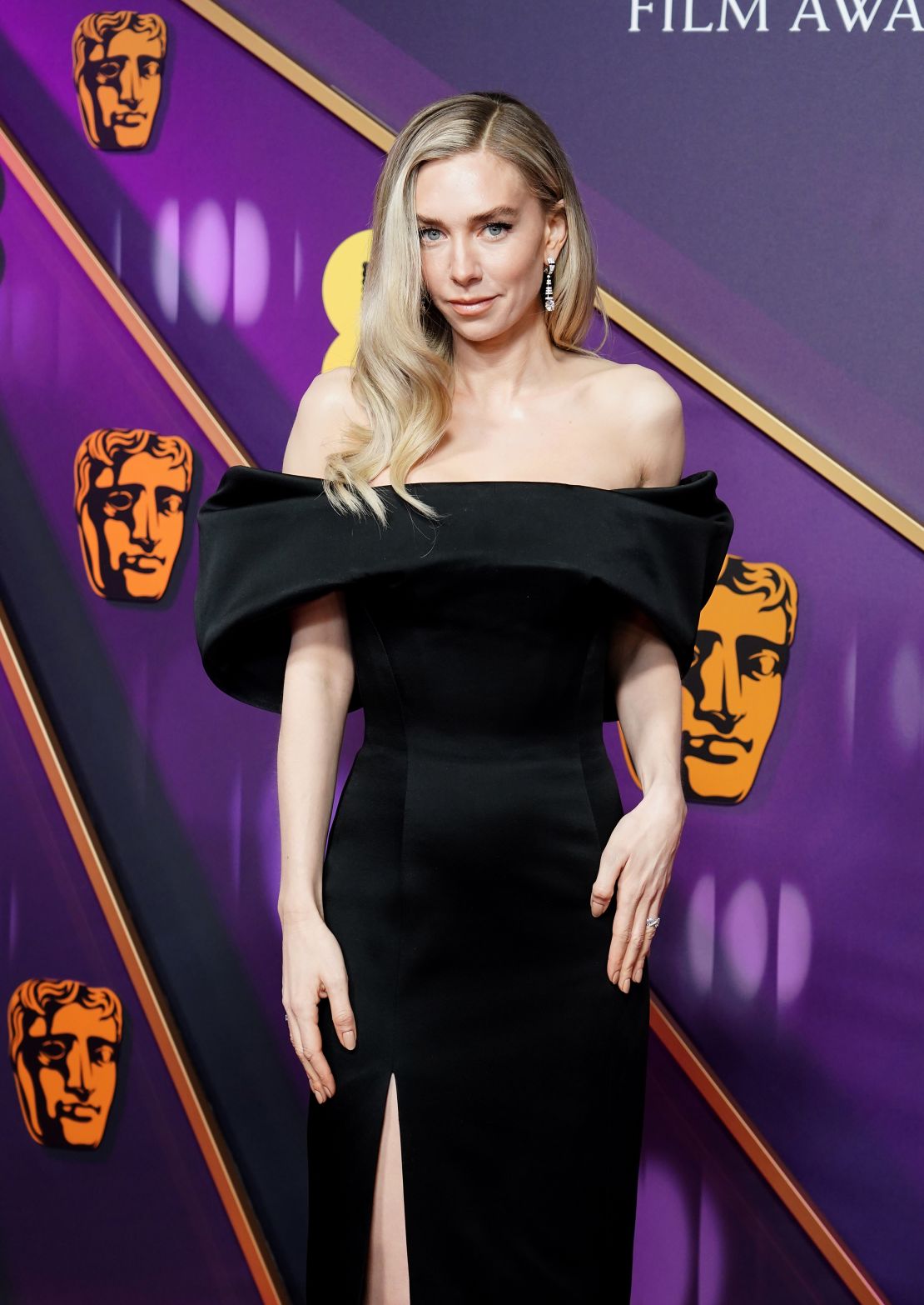 Vanessa Kirby droeg een off-the-shoulderjurk met een spleet met hoge been.