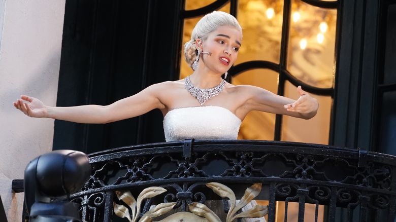 Rachel Zegler, who plays Eva Peron in Jamie Lloyd's new production of Evita at the London Palladium, sings Don't Cry For Me Argentina from a balcony outside.