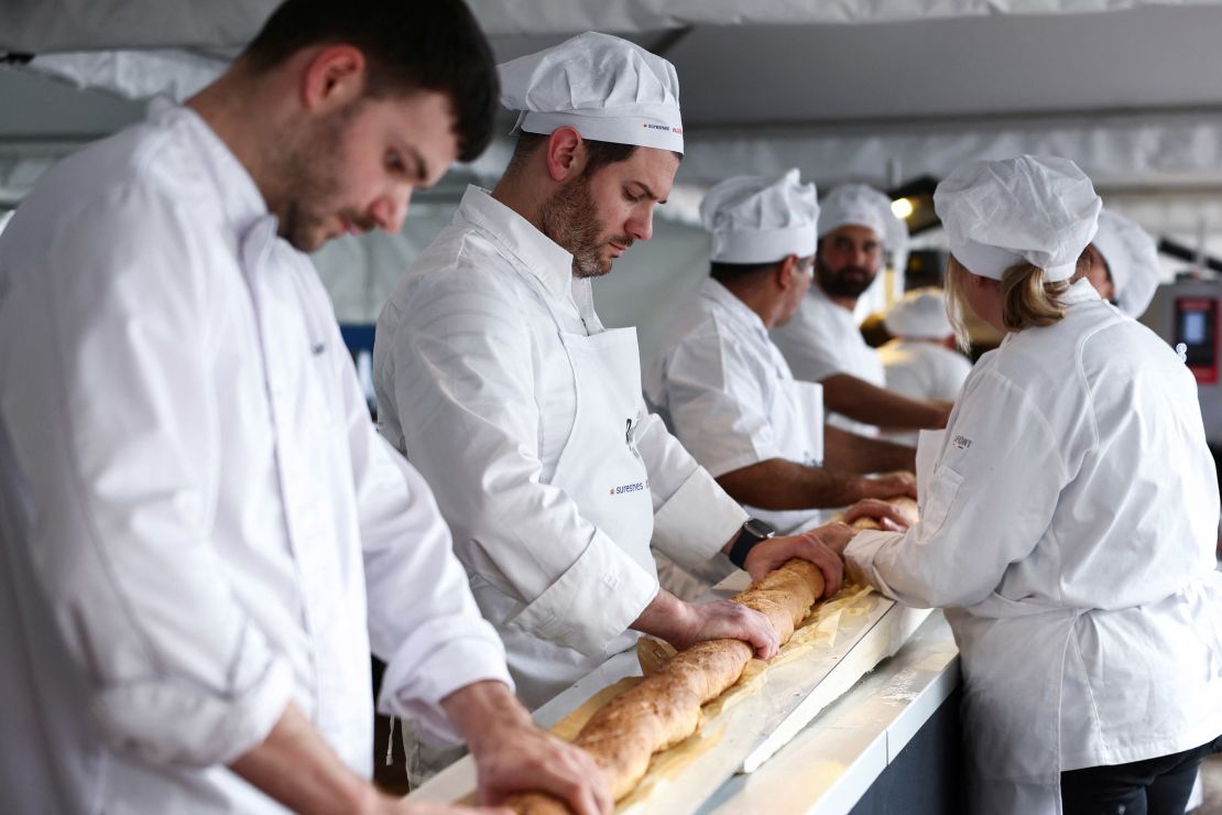 Pháp lập kỷ lục thế giới về Bánh mì baguette dài nhất| Tân Thế Kỷ