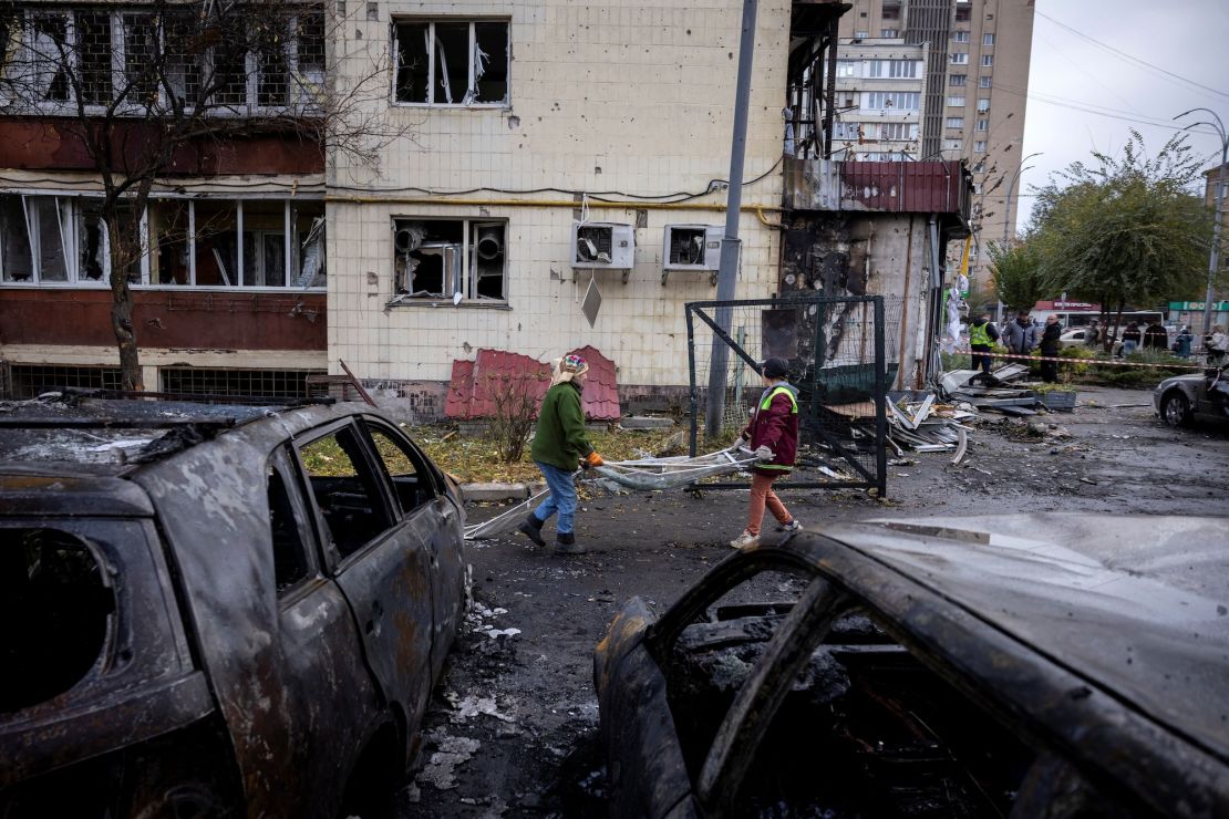 Робітники прибирають уламки житлового будинку, який постраждав під час удару російського безпілотника в Києві, Україна, 29 жовтня 2024 року.