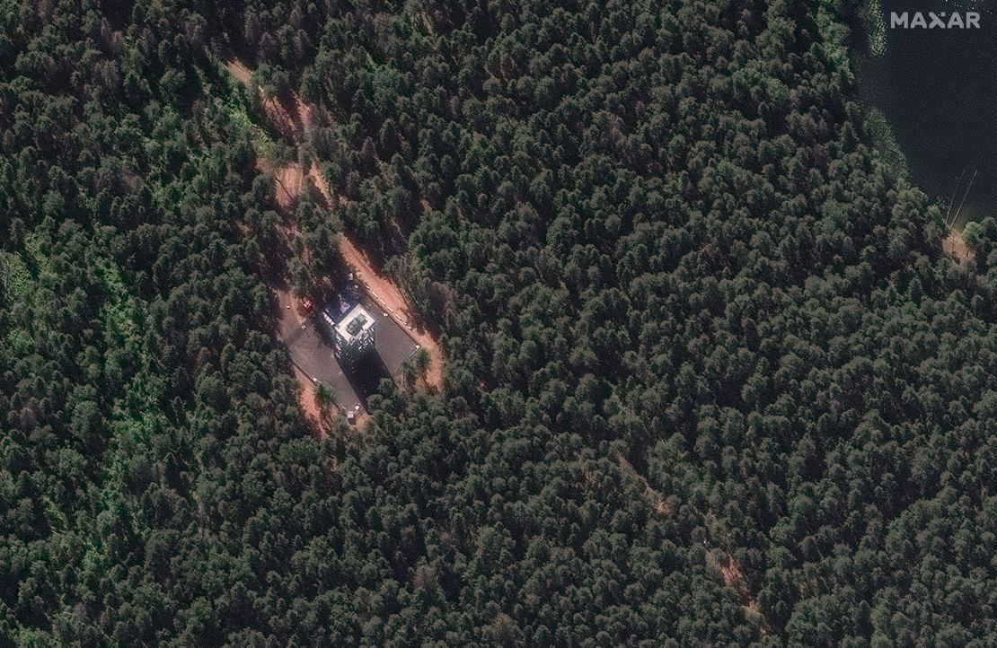 На спутниковом снимке, предоставленном Maxar Technologies, видна система ПВО, размещенная на вышке в лесу недалеко от летней резиденции Путина.