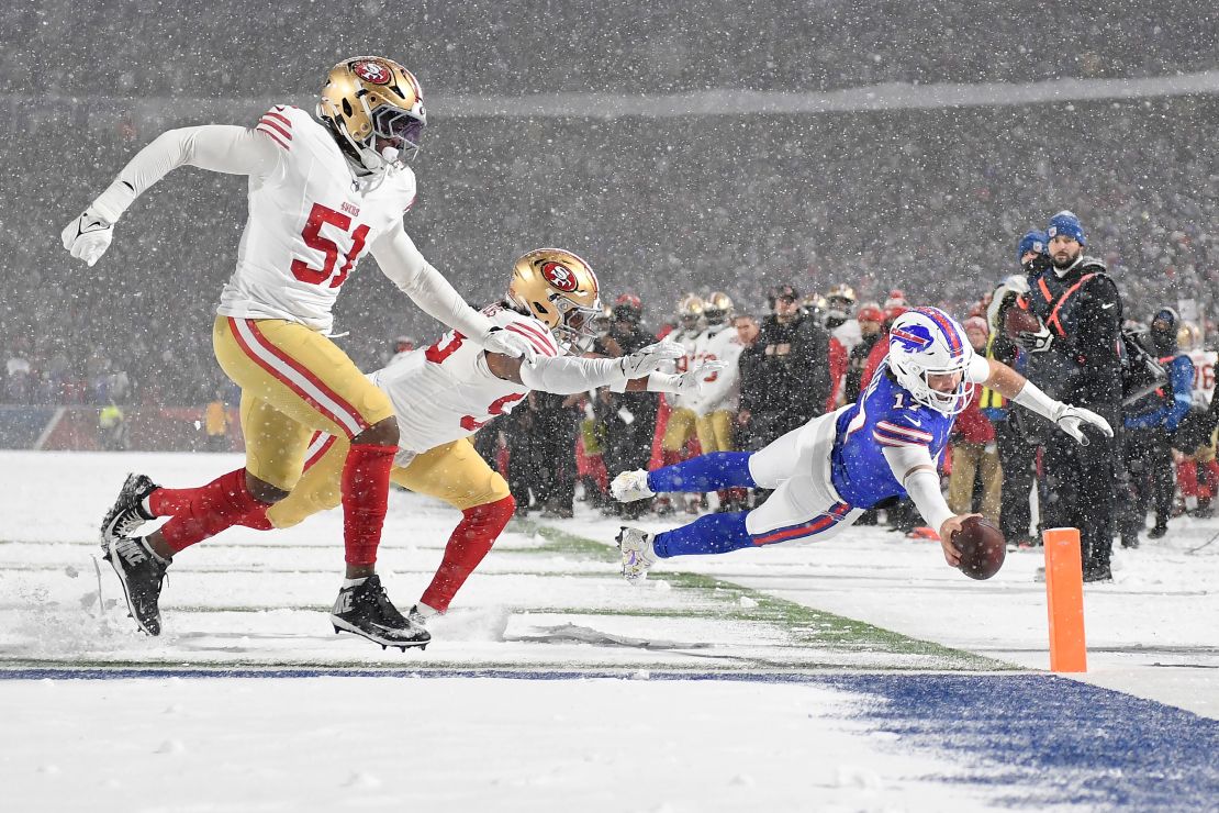 Allen mergulha para um touchdown contra o San Francisco 49ers em 1º de dezembro em Orchard Park, Nova York.