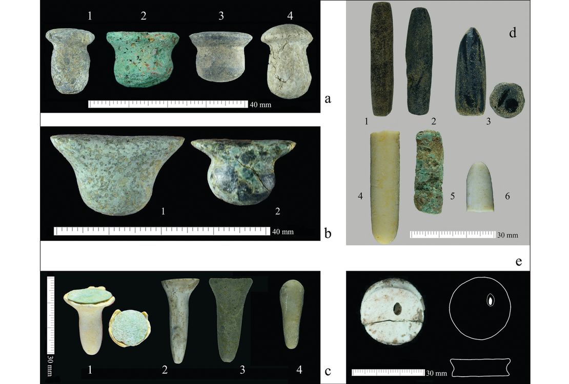 Shown here are examples of seven types of labrets found at Boncuklu Tarla that were used as body piercings: Type 1: c1–3; Type 2: a1 and a4; Type 3: a2 and a3; Type 4: c4; Type 5: b1 and b2; Type 6: d1–6; Type 7: e.