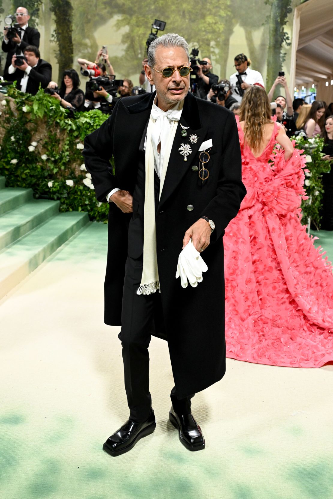 Jeff Goldblum also embodied Count Axel in a opulent outfit including a smattering of Tiffany's brooches.