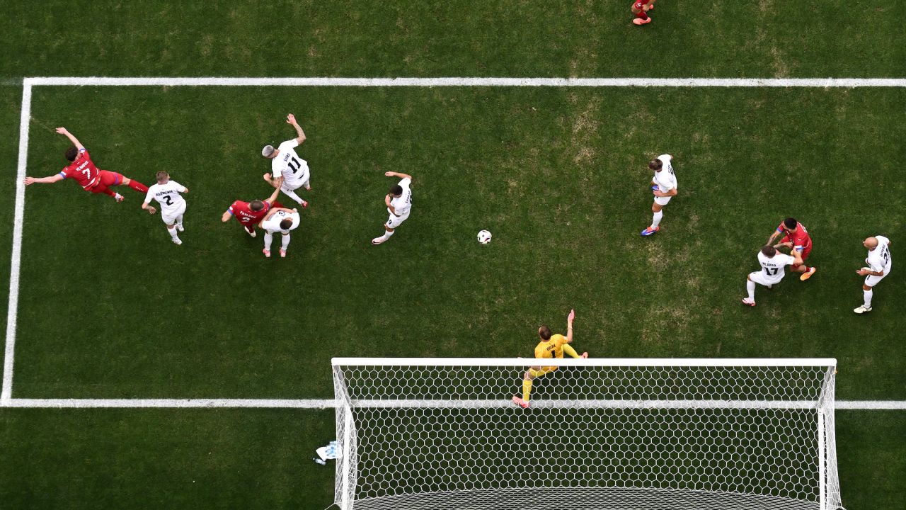 Serbia's forward #07 Dusan Vlahovic (L) heads the ball during the UEFA Euro 2024 Group C football match between Slovenia and Serbia at the Munich Football Arena in Munich on June 20, 2024. (Photo by Damien MEYER / AFP)