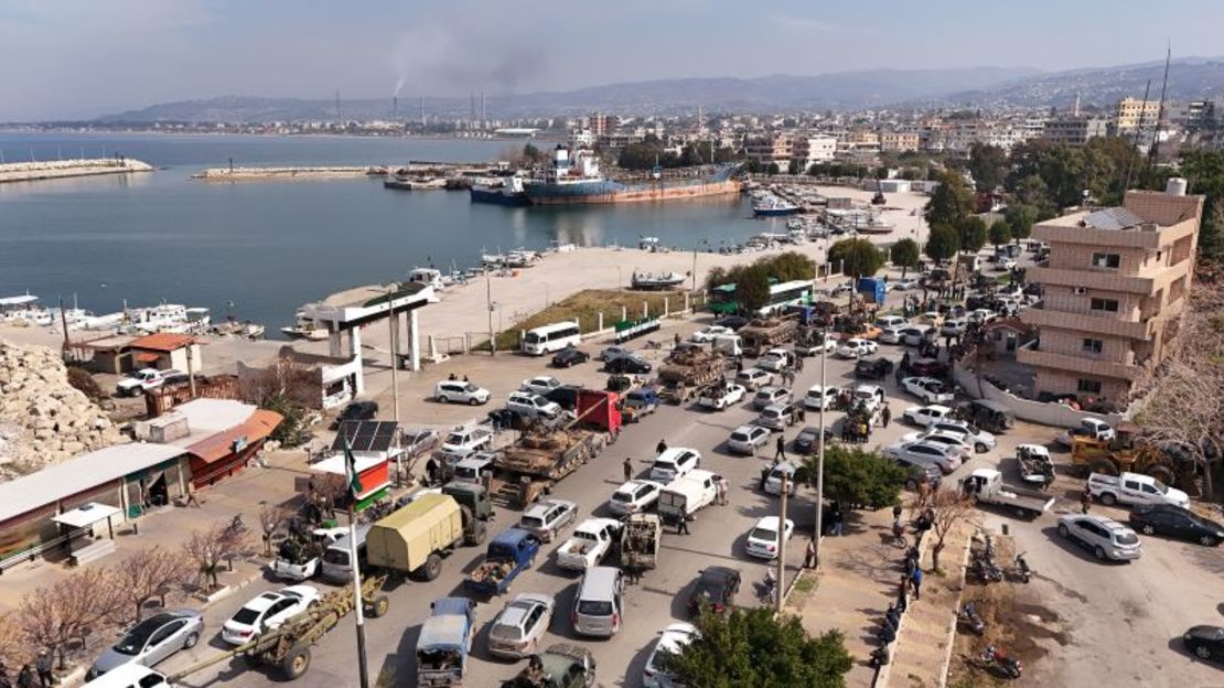Combatientes del Gobierno sirio se alinean en una carretera en Baniyas, Siria, el viernes.