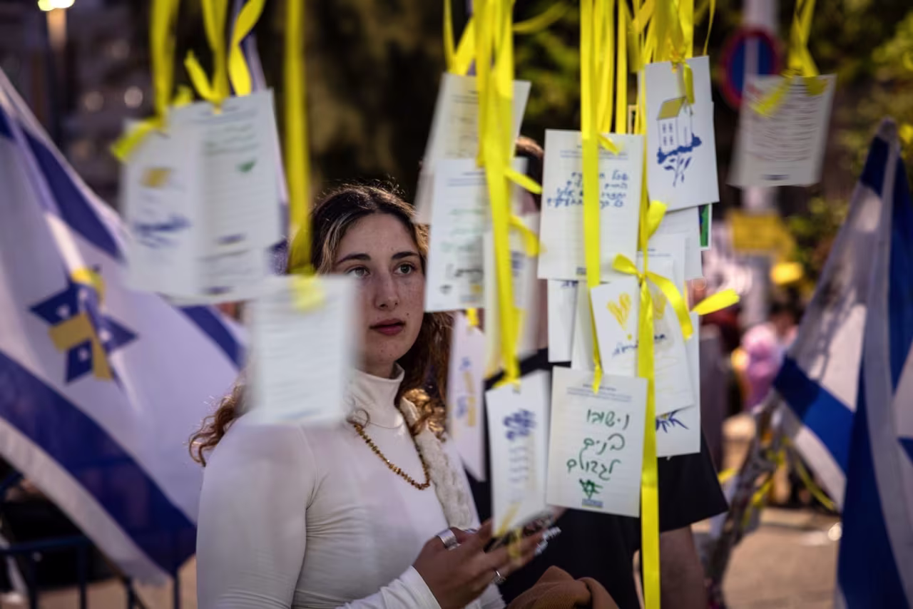 Una mujer mira notas colgadas en la Plaza de los Rehenes este domingo.