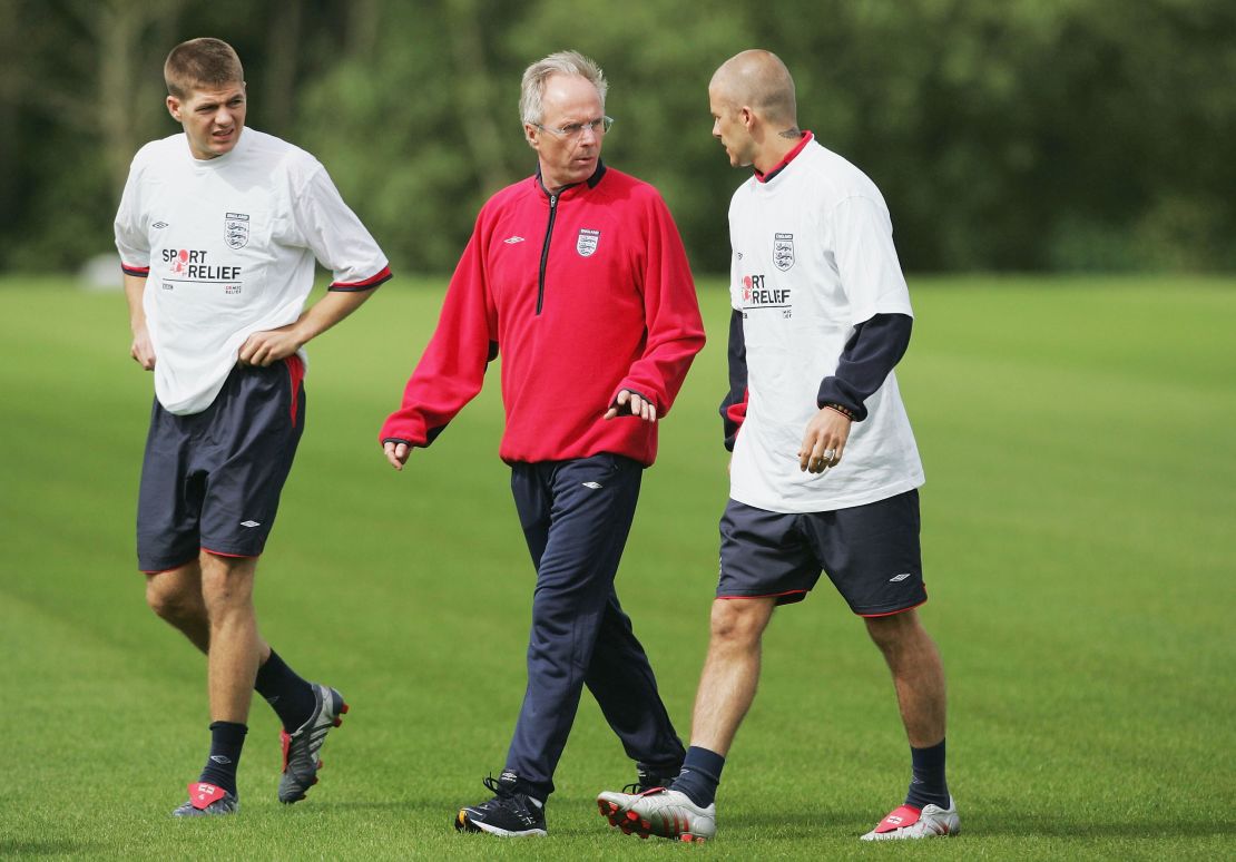 Eriksson speaks with David Beckham (right) and Steven Gerrard (left) during a training session in 2004.