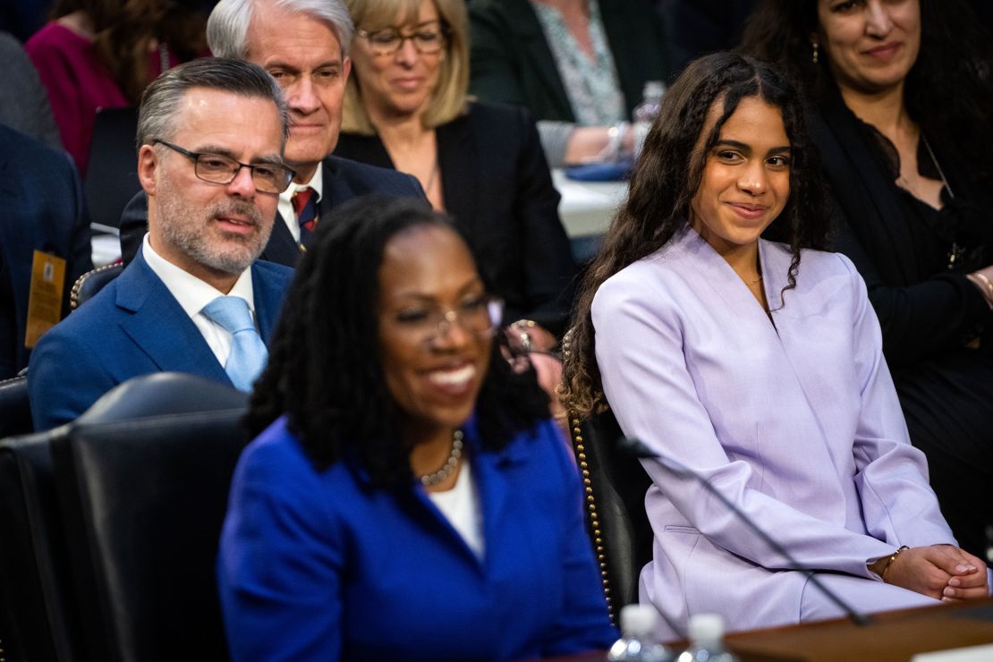 Patrick Jackson, kiri, suami calon Mahkamah Agung Ketanji Brown Jackson, tengah, dan putrinya Leila Jackson, kanan, menyaksikan selama sidang konfirmasi di Washington, DC, pada Senin, 21 Maret 2022.