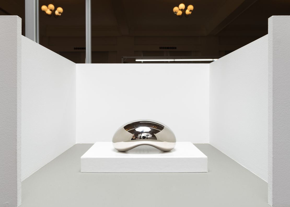 In 2023, the gallery Pickleman presented a tiny version of a Chicago landmark with this "mini bean" by Anish Kapoor.