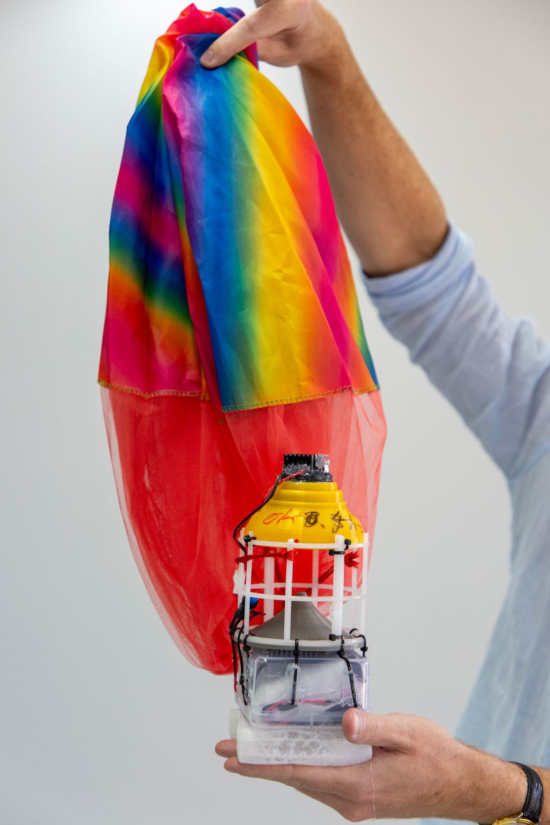 I palloncini sono dotati di altoparlanti attaccati al paracadute arcobaleno che trasmettono messaggi di propaganda.