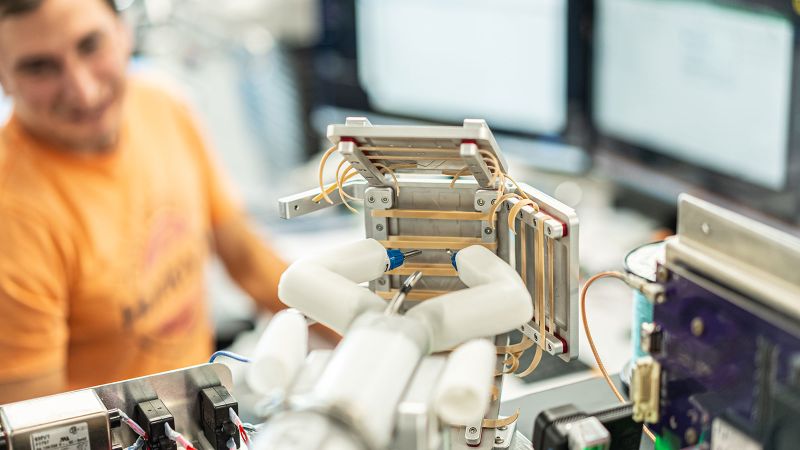 Chirurgie in de ruimte: een kleine, op afstand bediende robot voltooit de eerste simulatieoperatie op het ruimtestation