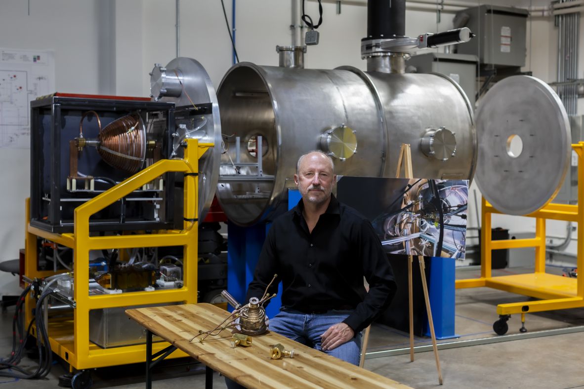 TransAstra همچنین در حال توسعه موتور «Omnivore» خود است، دستگاه رانش فضایی منحصر به‌فردی که با انرژی خورشیدی و آب کار می‌کند. جوئل سرسل، مدیرعامل، در کنار یک نمونهٔ اولیه تصویر شده است.