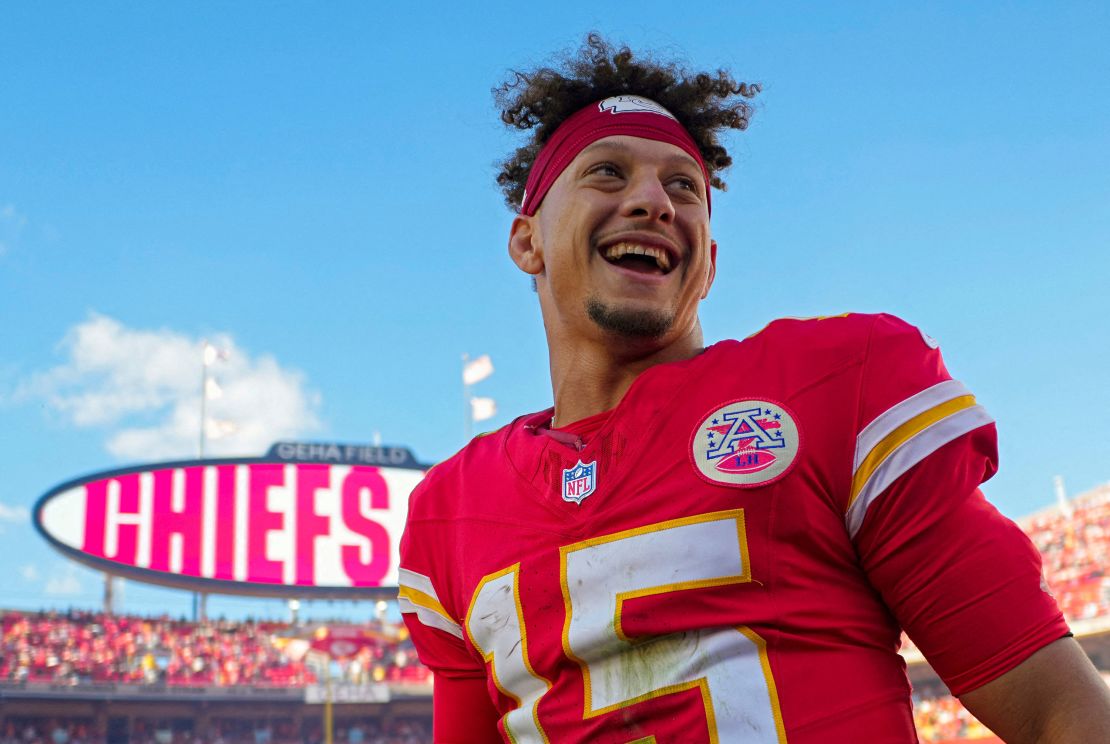 El mariscal de campo de los Kansas City Chiefs, Patrick Mahomes, celebra después de derrotar a los Broncos de Denver en Geha Field en el Estadio Arrowhead.