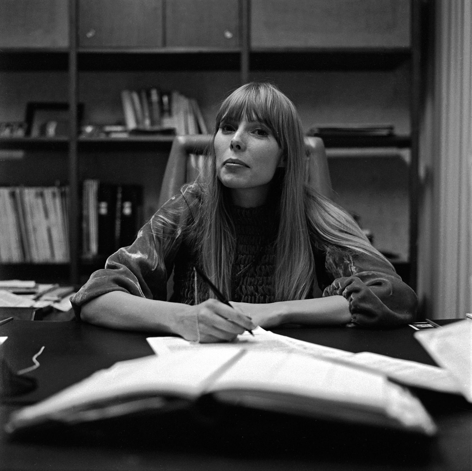 Mitchell signs a contract in 1967.