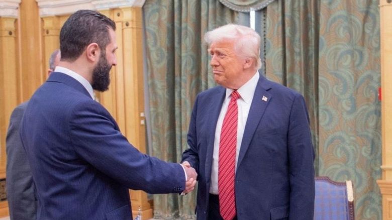 El presidente de EE.UU., Donald Trump, se reúne con el presidente de Siria, Ahmed al-Sharaa, en Riad, Arabia Saudita el 14 de mayo de 2025.