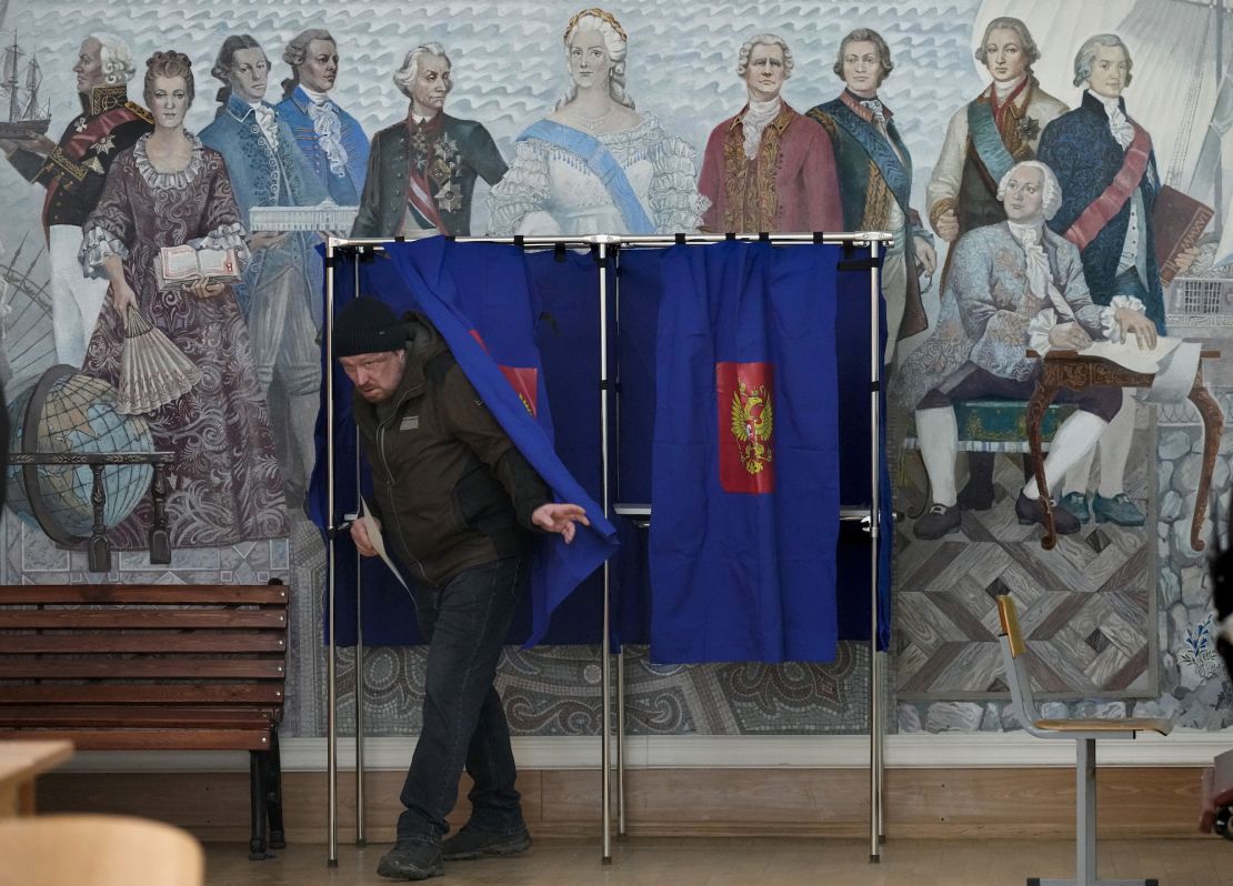 16 मार्च, 2024 को सेंट पीटर्सबर्ग के एक मतदान केंद्र पर एक व्यक्ति मतदान केंद्र से बाहर निकलता हुआ।