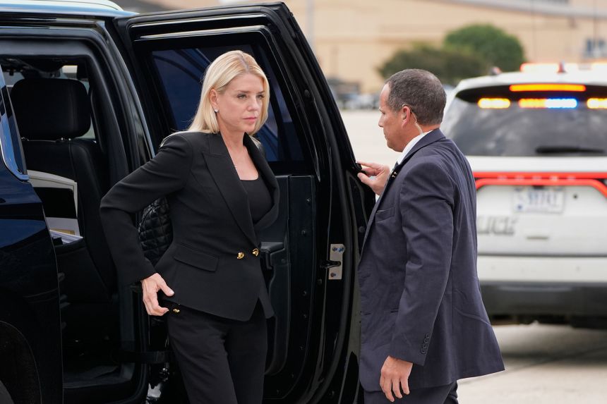 La Fiscal General Pam Bondy llegará a la Fuerza Aérea 1 ante el presidente Donald Trump el jueves 11 de septiembre en una base conjunta en Andrews, Maryland.
