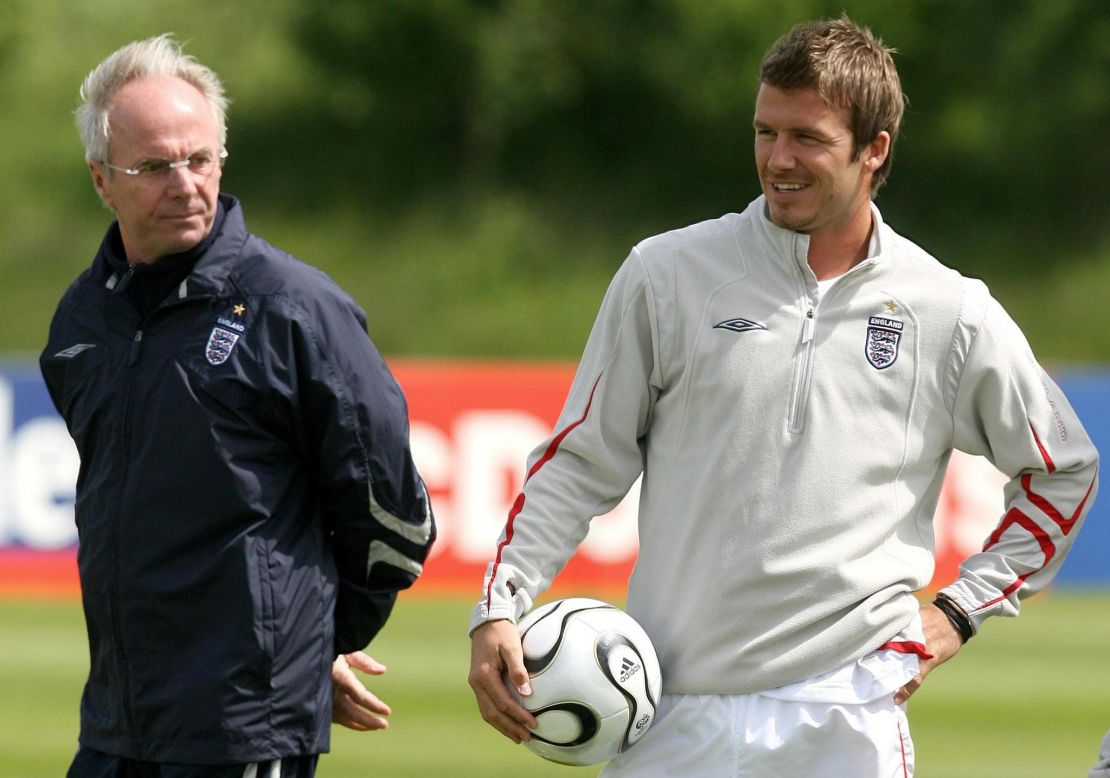 Eriksson (left) oversees a training session of the English national team alongside David Beckham (right).