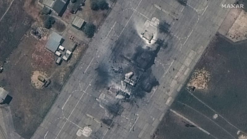 Ексклузивни сателитни изображения показват унищожени руски самолети и сгради в кримската авиобаза