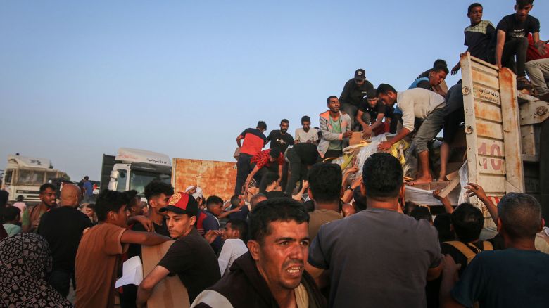 Palestinians distribute food aid which entered the Southern Gaza Strip through the United Nations World Food Programme in the Wadi Gaza area of central Gaza, on Saturday, May 18, 2024. Israeli tanks and troops have entered Rafah, where Israel believes Hamas leaders are located and where some hostages are being held. Photographer: Ahmad Salem/Bloomberg via Getty Images