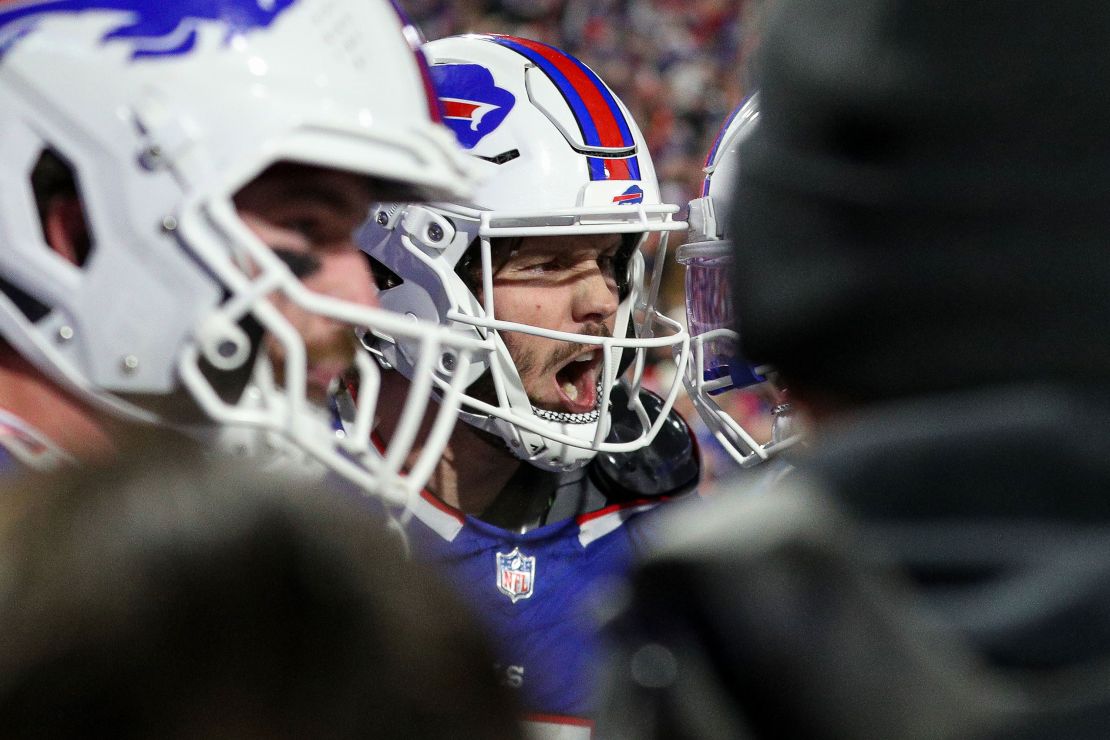 Allen comemora com seus companheiros depois de marcar um touchdown contra o Kansas City Chiefs em 17 de novembro em Orchard Park, Nova York.