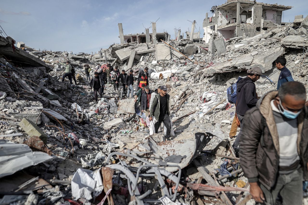 Palestinians return to their homes following the start of a ceasefire in Rafah, Gaza, on Sunday.