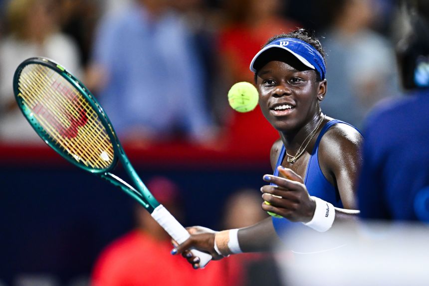 Mboko narazil na loptu s fanúšikmi, keď oslávil svoj semifinálový úspech, aby dosiahol svoje prvé finále WTA Tour.