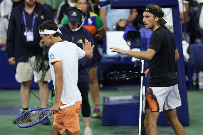 Daniel Altmaier a Stefanos Tsitsipas tvrdili, že potriasli rukami po sieti.