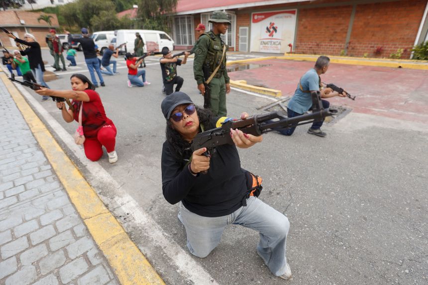 Members of community and citizen councils participate in military training on weapons at Fort Tiuna in Caracas on September 20.